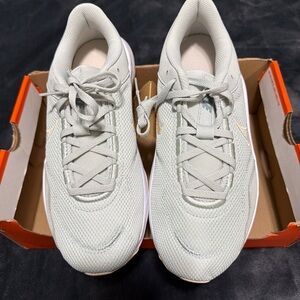 Nike Women's Light Gray Sneakers